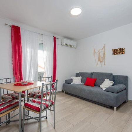 Apartments Mil - 30 M From Beach Ribarica Exterior foto
